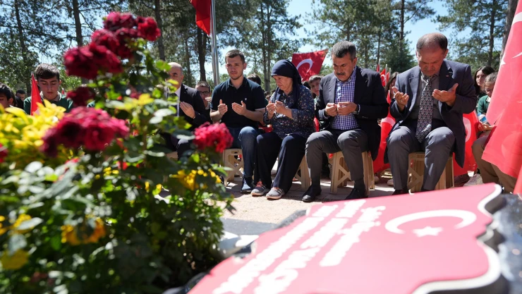 Şehit öğretmen Aybüke Yalçın, kabri başında anıldı