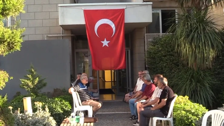 Şehit Üsteğmen Ege Akar'ın İzmir'deki ailesine şehadet haberi verildi