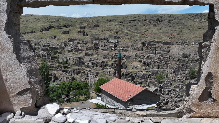 Sel nedeniyle 40 yıl önce terk edilen köylerini ayakta kalan minareden seyrediyorlar