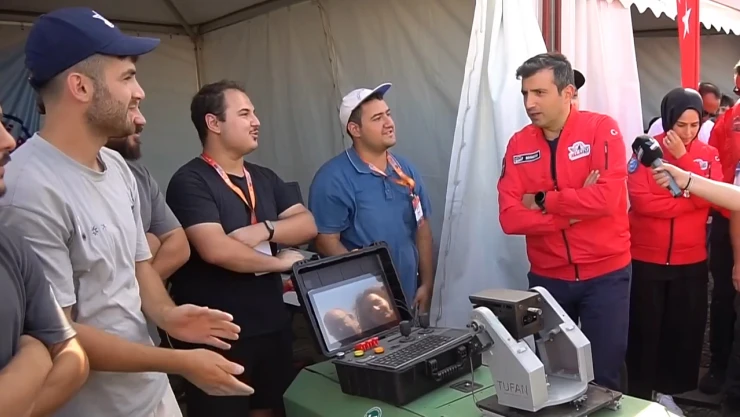 Selçuk Bayraktar, İKA Yarışması'nda öğrencilerle buluştu