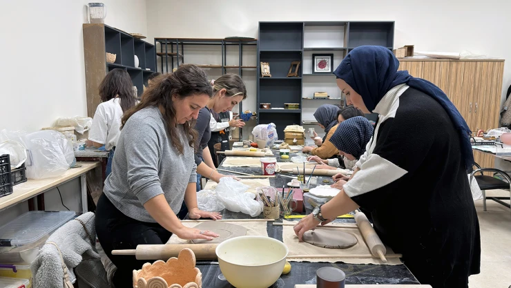 Seramik atölyesinde kendi sanat eserlerini üretiyorlar