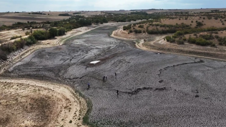 Şerbettar Göleti'nde bir damla su kalmadı