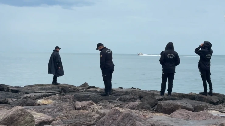 Serinlemek için denize giren çocuk kayboldu