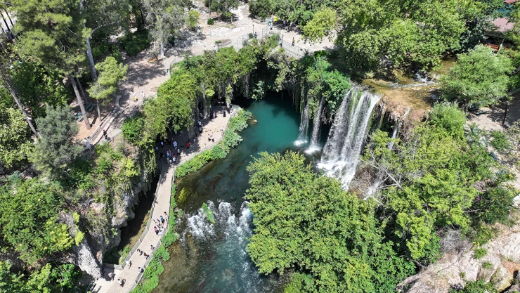 Serinlemek isteyenler şelalelerde yoğunluk oluşturdu