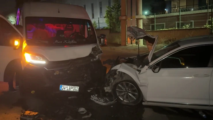 Servis minibüsüyle otomobil çarpıştı! 10 yaralı