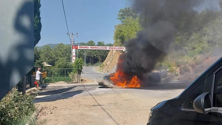 Seyir halindeki otomobil yandı
