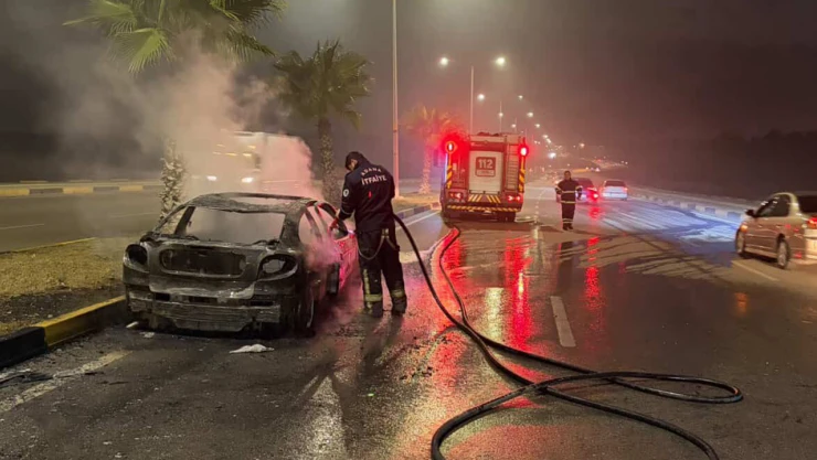 Seyir halindeki otomobilde çıkan yangın söndürüldü