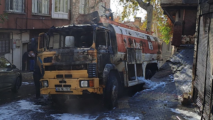 Seyir halindeki su tankeri, alev topuna dönüştü