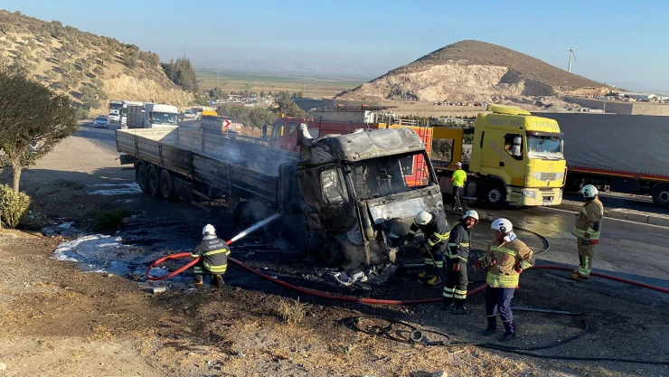 Seyir halindeki tır, alev alev yandı