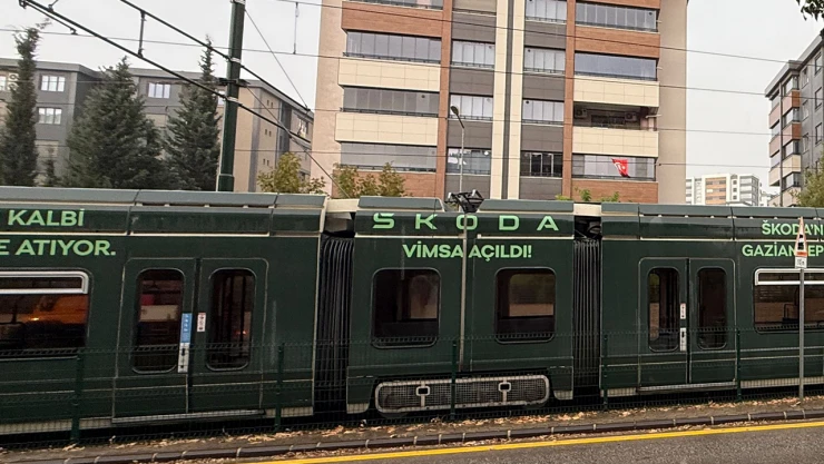 Seyir halindeki tramvaya yıldırım isabet etti