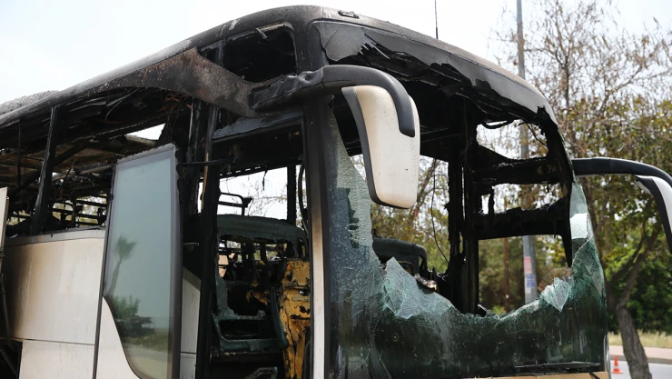 Seyir halindeki yolcu otobüsü yanarak küle dündü