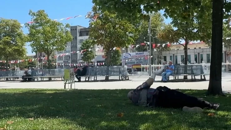 Sıcak havadan bunalanlar, gölgelik alanlarda serinledi