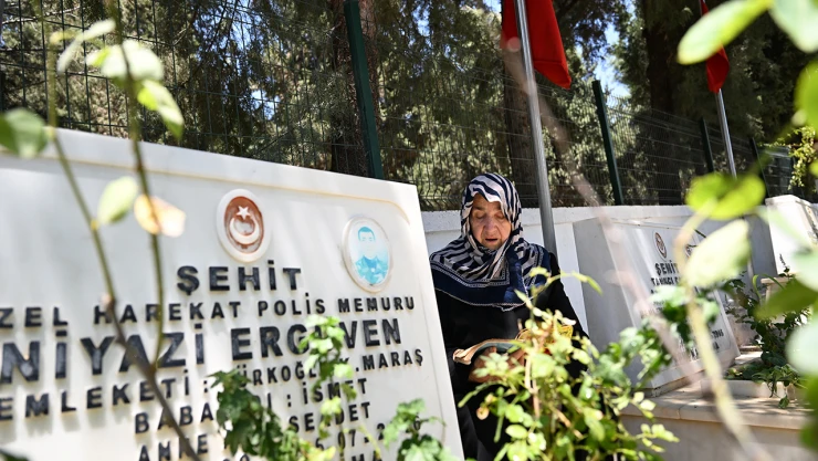 Silah arkadaşları Kahramanmaraşlı şehit polisin annesini 9 yıldır yalnız bırakmıyor