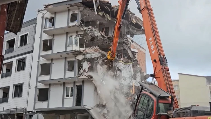Sındırgı'da ağır hasarlı binaların yıkımı devam ediyor
