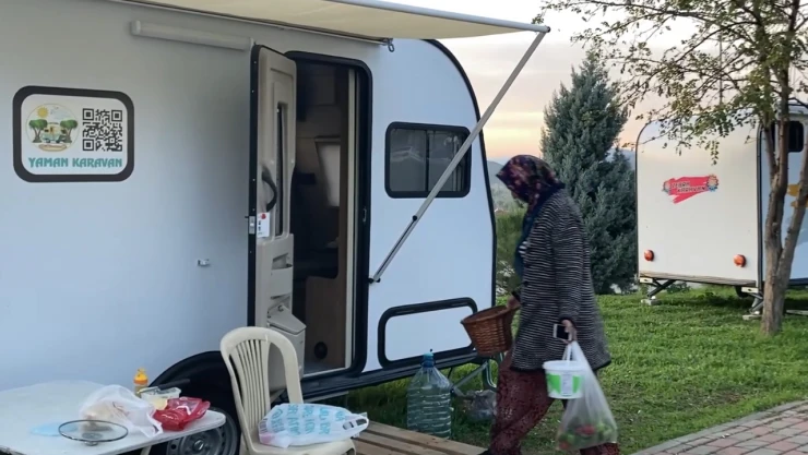 Sındırgı'da sarsıntılar nedeniyle evlerine giremeyenler karavanları tercih ediyor