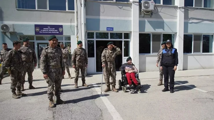 Skolyoz hastası Barış'ın polis olma hayali gerçekleşti