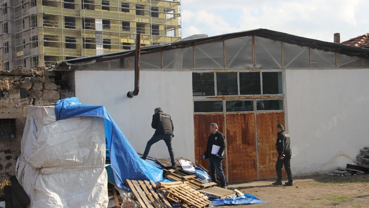 Soba borusuna tel takmaya çalışırken düşen kişi öldü