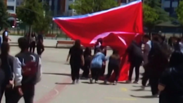 Sosyal deneyde öğrenciler, Türk bayrağını yere düşmeden yakaladı