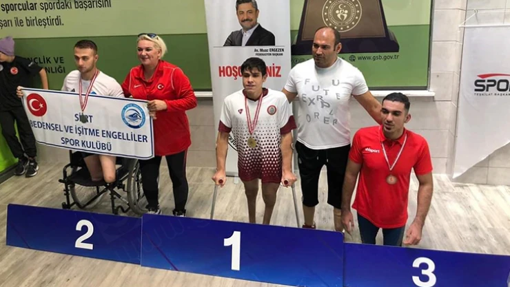 Sporcular engelleri kulaçları ile aştı