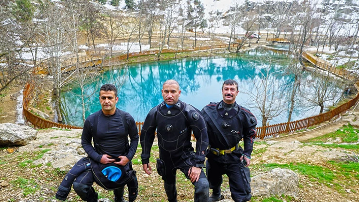 Su Altı Arama-Kurtarma ekipleri suyun 25 metre altında Türk Bayrağı açtı