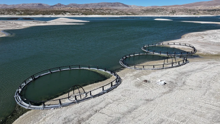 Su seviyesi düşen barajda eski köy gün yüzüne çıktı, balık kafesleri toprağa yapıştı