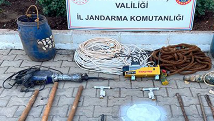 Suç aletleri ile birlikte kazı yaparken yakalandılar