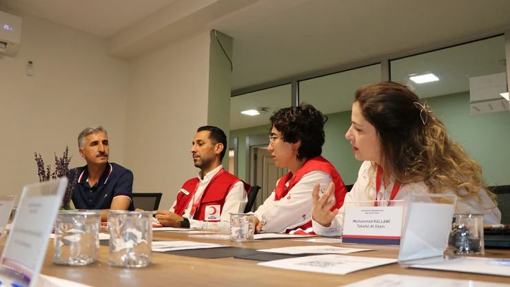 Suriye'ye dönmek isteyenlere mihmandarlık yapıyorlar