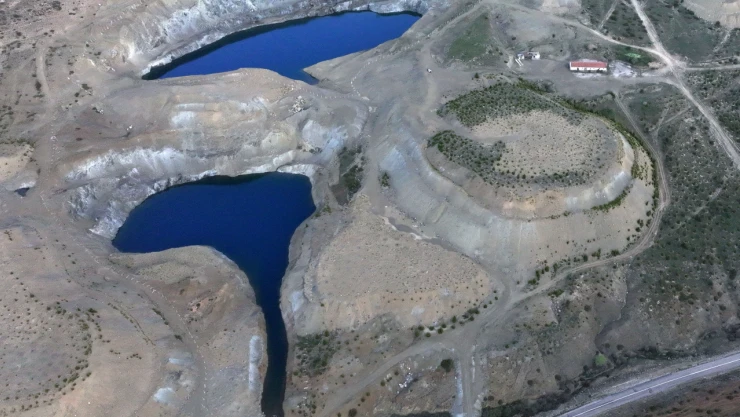 Suyla dolan açık maden çukurları havadan görüntülendi