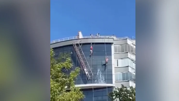 Tadilat yapılan 11 katlı binada iskele çöktü, işçileri güvenlik halatı kurtardı