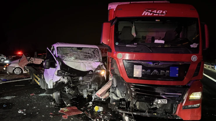 TAG otoyolunda zincirleme trafik kazası! 8 kişi yaralandı