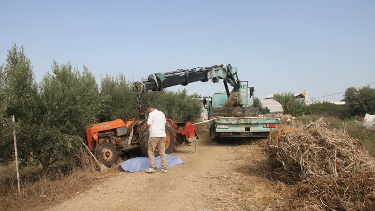 Tamir ettiği traktörün altında kalan kişi öldü