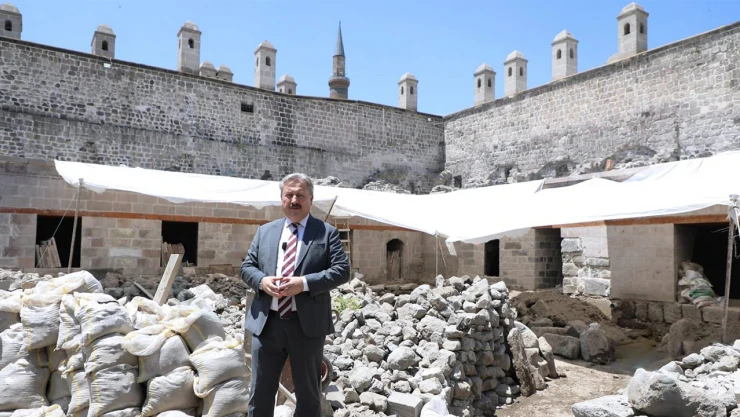 Tarihi Gön Han'da restorasyon çalışmaları sürüyor