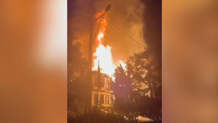 Tarihi konak alev alev yandı