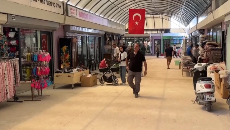 Tarihi Uzun Çarşı esnafı geçici prefabrik dükkanlarında faaliyete başladı