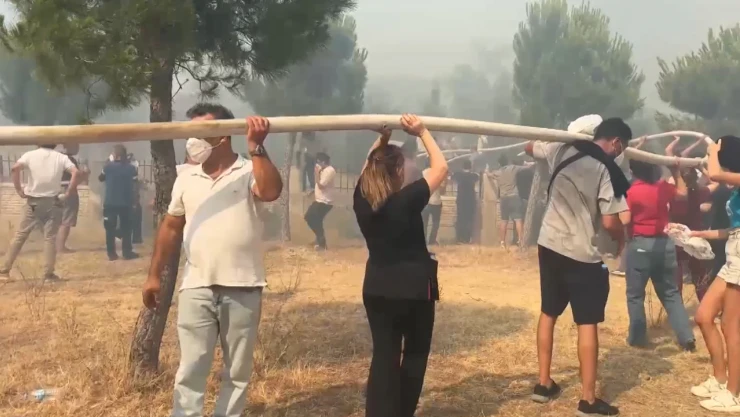 Tarım arazisinde başlayıp ormana sıçrayan yangına müdahale ediliyor