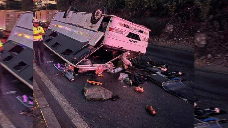 Tarım işçilerini taşıyan midibüs devrildi, 25 yaralı
