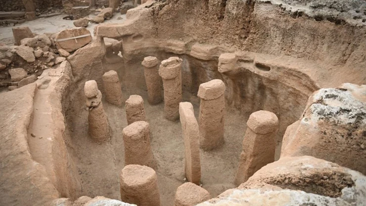 Taş tepelerde şaşırtan keşifler! Ağzı dikili ölüm yüzü heykeli