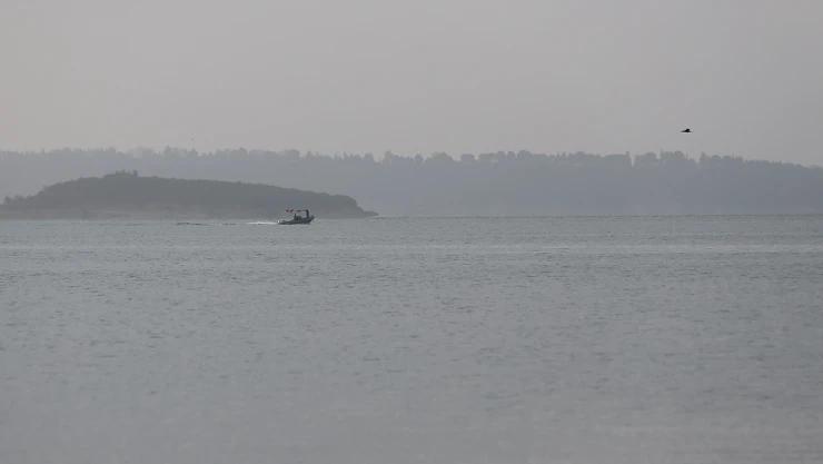 Tekne gezintisi sırasında baraj gölüne düştü arama çalışmaları başladı