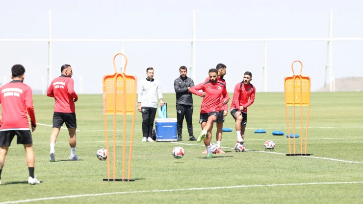 Teknik direktörler Hakan Kutlu ve Bayram Bektaş, Erciyes Yüksek İrtifa Kamp Merkezi'ni değerlendirdi