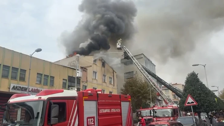 Tekstil fabrikasında çıkan yangına müdahale ediliyor