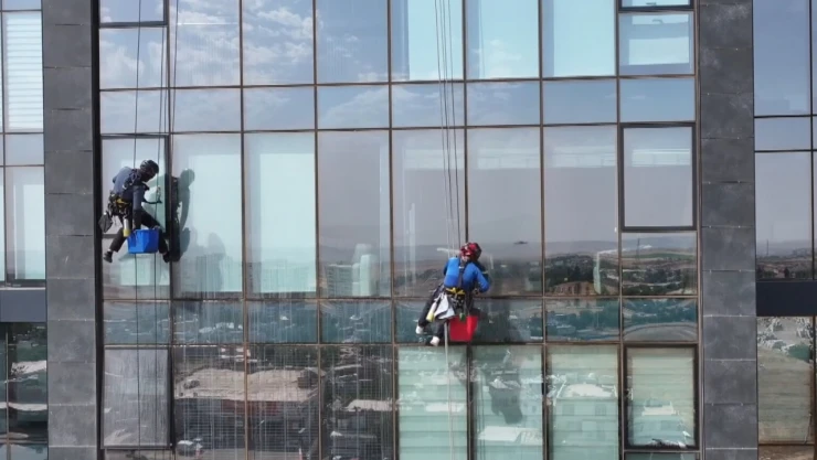 Tekstil sektöründeki işlerinden ayrılıp örümcek adam oldular