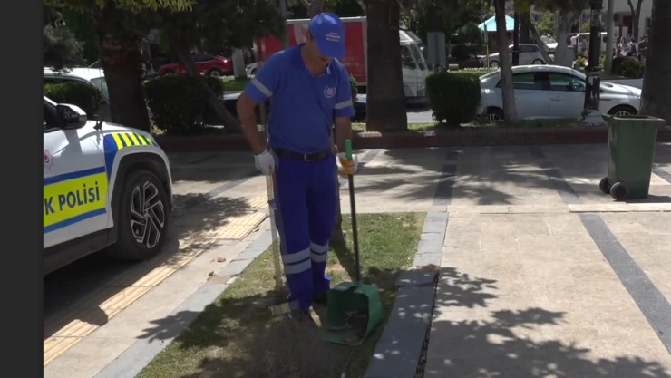Temizlik işçisi yolda bulduğu parayı sahibine ulaştırdı