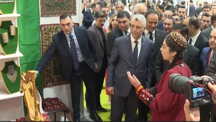 Ticaret Bakanı Bolat, F İstanbul Fuarı'nda kurulan stantları gezdi
