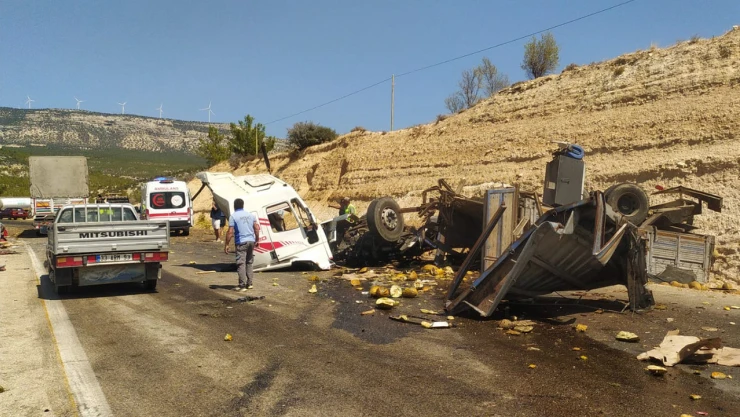 Tır yolcu otobüsüne çarptı! 3 kişi öldü, çok sayıda yaralı var