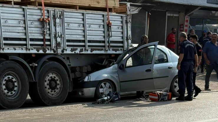Tıra arkadan çarpan otomobildeki 1 kişi öldü, 1 kişi yaralandı