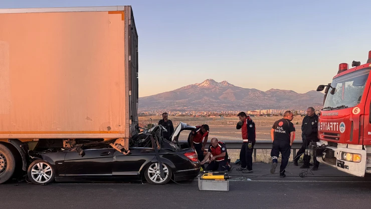 Tıra çarpan otomobilin sürücüsü öldü