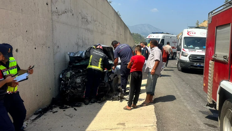 Tırın dorsesine çarpan otomobildeki 3 kişi yaralandı