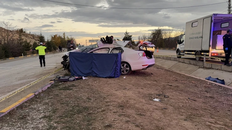 Tırla çarpışan otomobilin sürücüsü feci şekilde can verdi