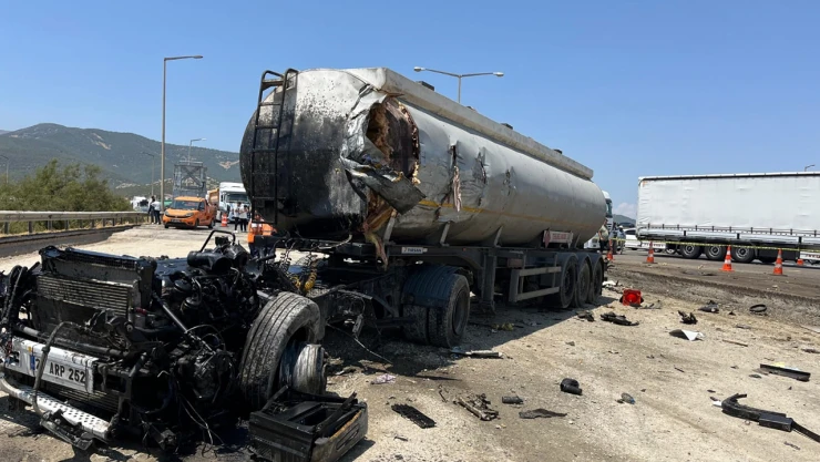 Tırla tanker çarpıştı, 2 kişi öldü