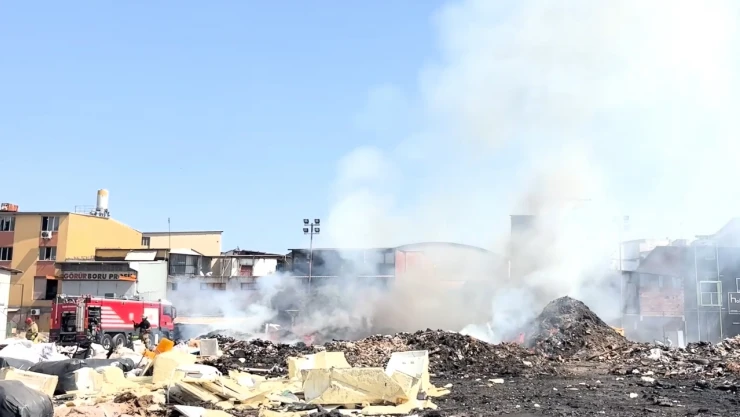 Toplanmayan çöpler ateşe verildi, vatandaşlar tepki gösterdi